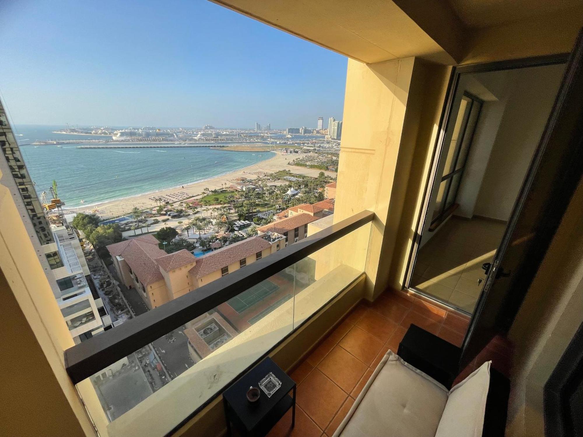 Seaview Beach Hostel Jbr - Walk To Beach - Gym - Pool - Metro Station Dubai Buitenkant foto