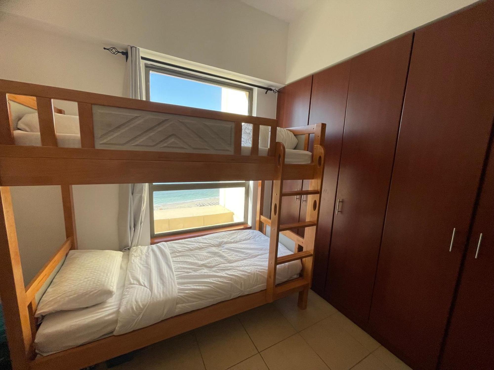 Seaview Beach Hostel Jbr - Walk To Beach - Gym - Pool - Metro Station Dubai Buitenkant foto