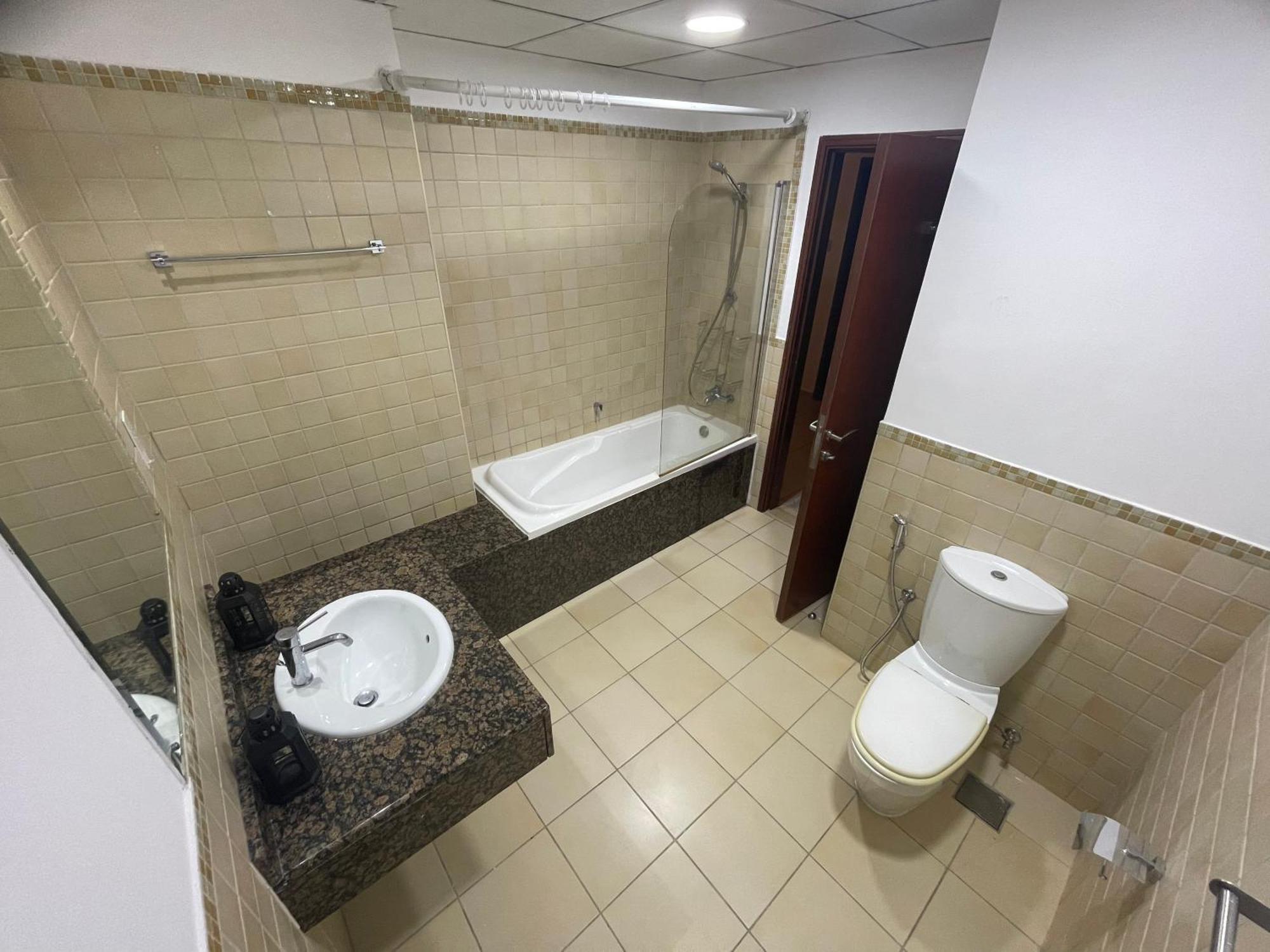 Seaview Beach Hostel Jbr - Walk To Beach - Gym - Pool - Metro Station Dubai Buitenkant foto