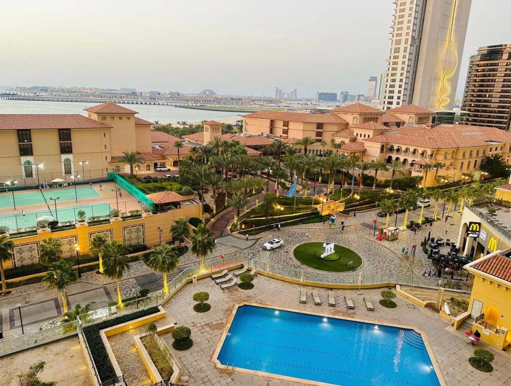 Seaview Beach Hostel Jbr - Walk To Beach - Gym - Pool - Metro Station Dubai Buitenkant foto