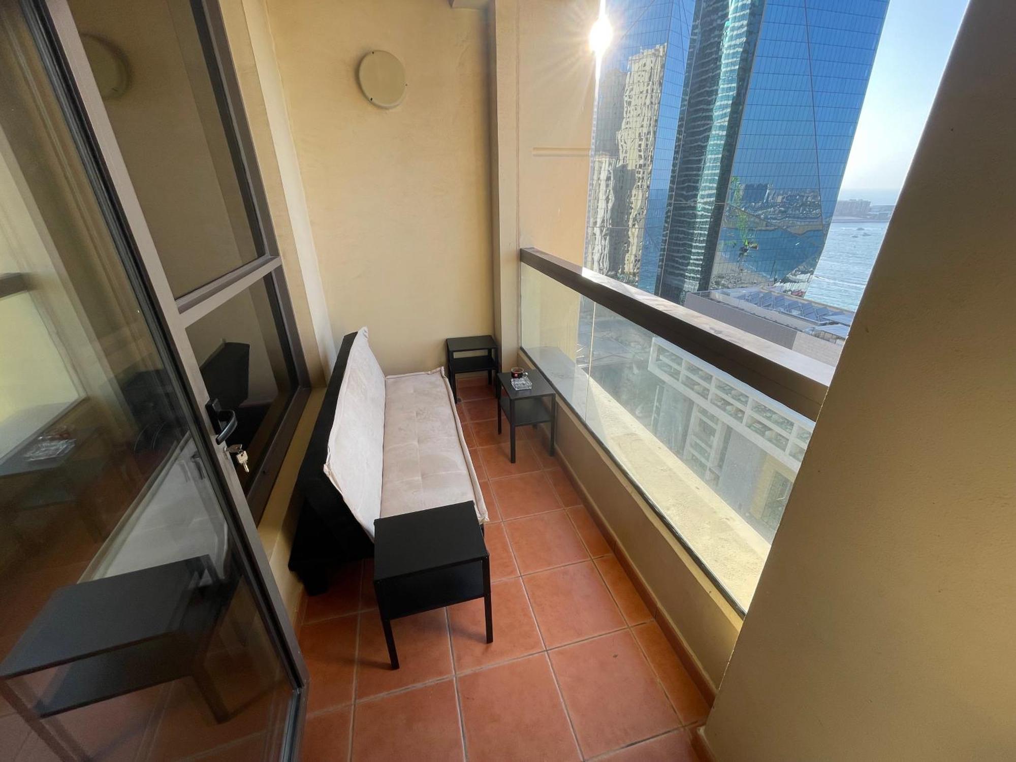 Seaview Beach Hostel Jbr - Walk To Beach - Gym - Pool - Metro Station Dubai Buitenkant foto