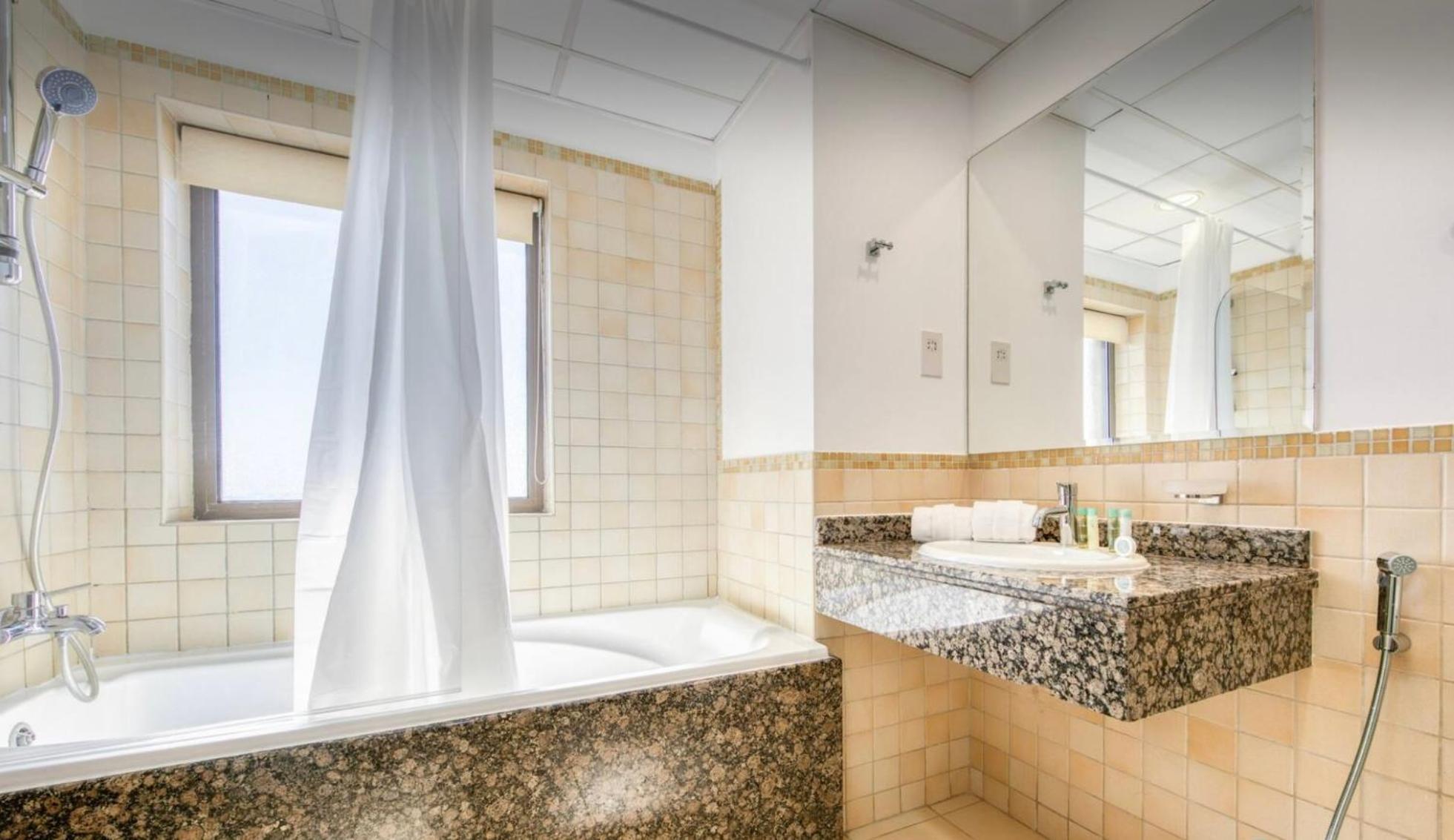 Seaview Beach Hostel Jbr - Walk To Beach - Gym - Pool - Metro Station Dubai Buitenkant foto